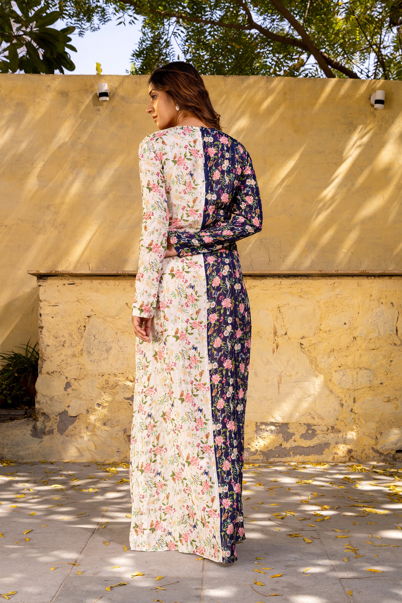 Off White &amp; Navy Blue Georgette Crepe Twisted Dress image 5