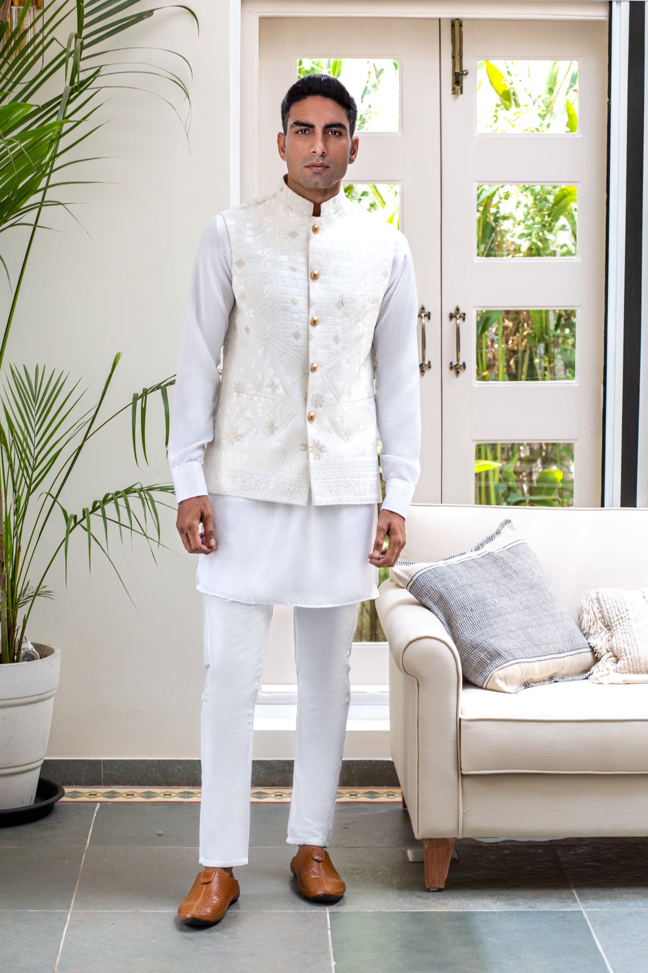 Lucknowi Embroidered Bundi Jacket image 2