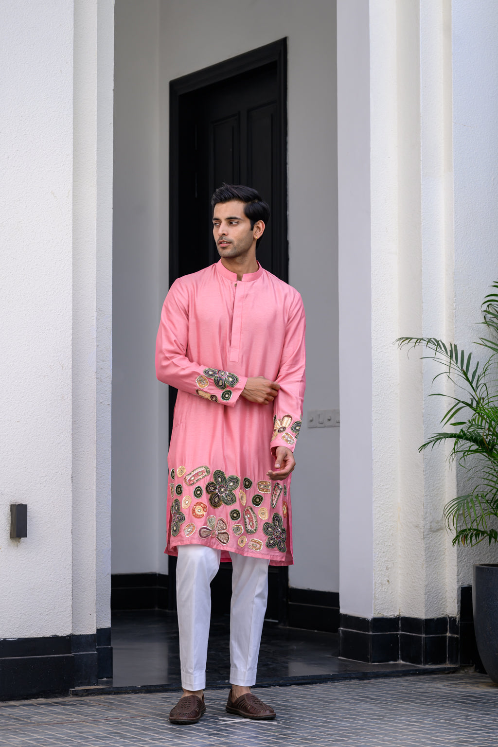Flora Highlighted Applique Kurta With Pants - M image
