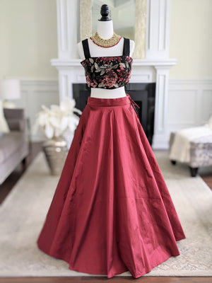 Black Sequins Sleeveless Blouse with Wine Skirt - M image