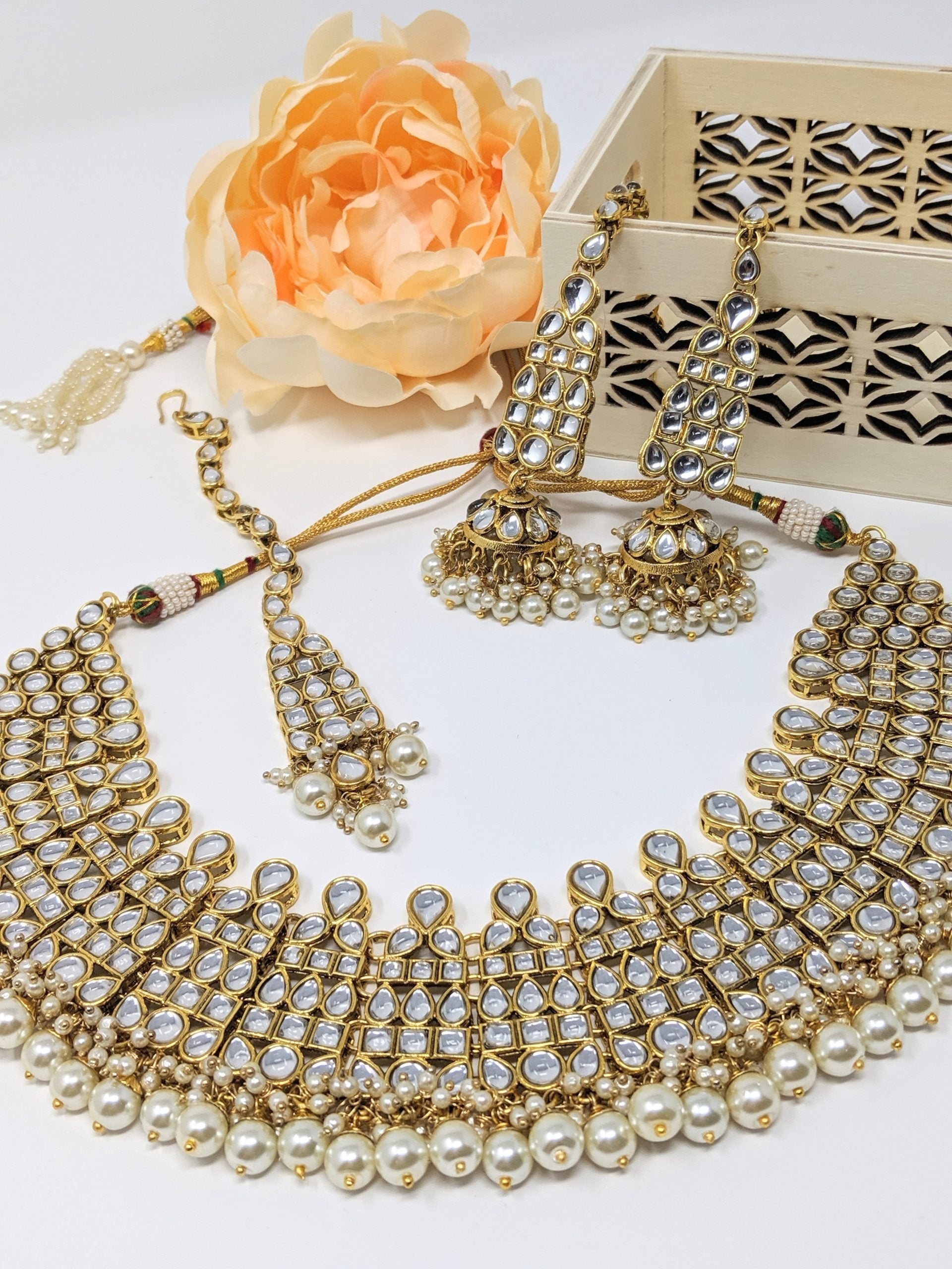Golden Maharani Kundan Necklace Set image 1